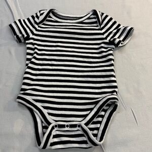 GAP - Newborn Black and White Striped short sleeve Onesie shirt